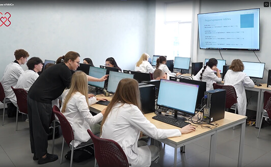 Студенты работают с системой УМИС